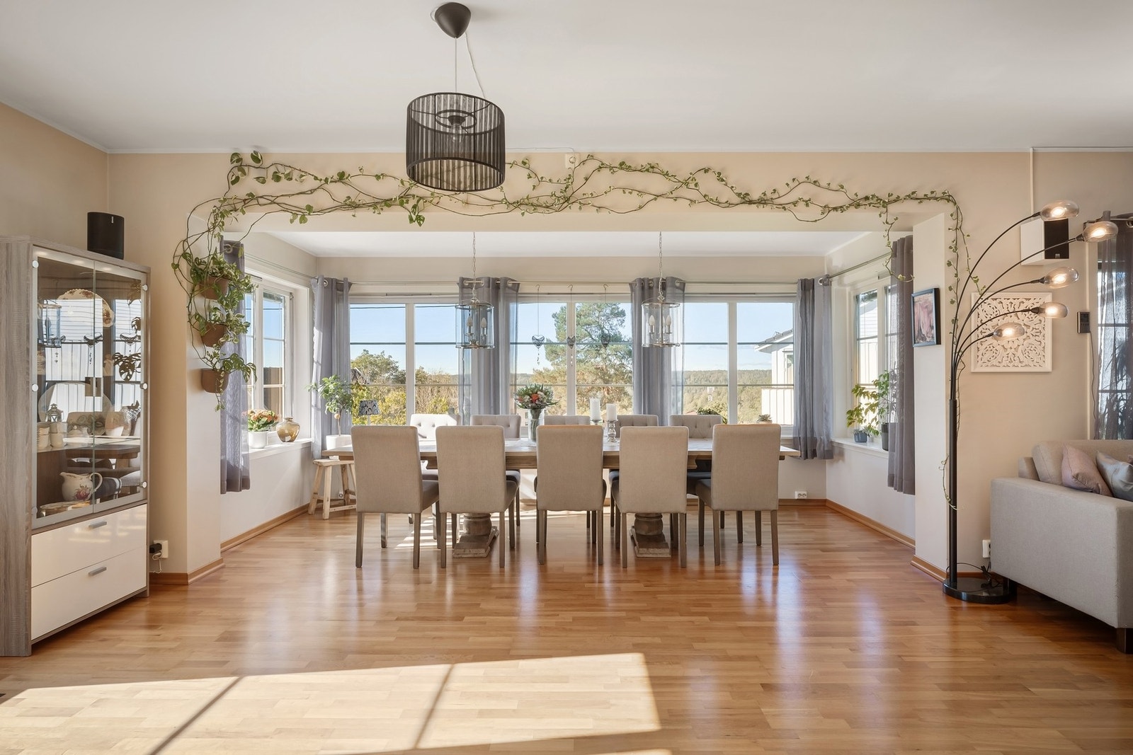 Lys og flott spisestue Galleribilde