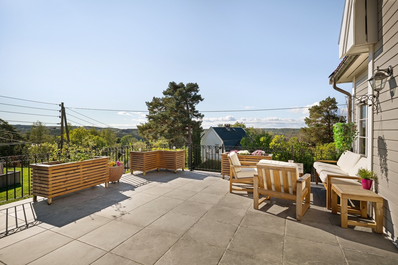 Terrassen med flott utsyn og gode solforhold Galleribilde