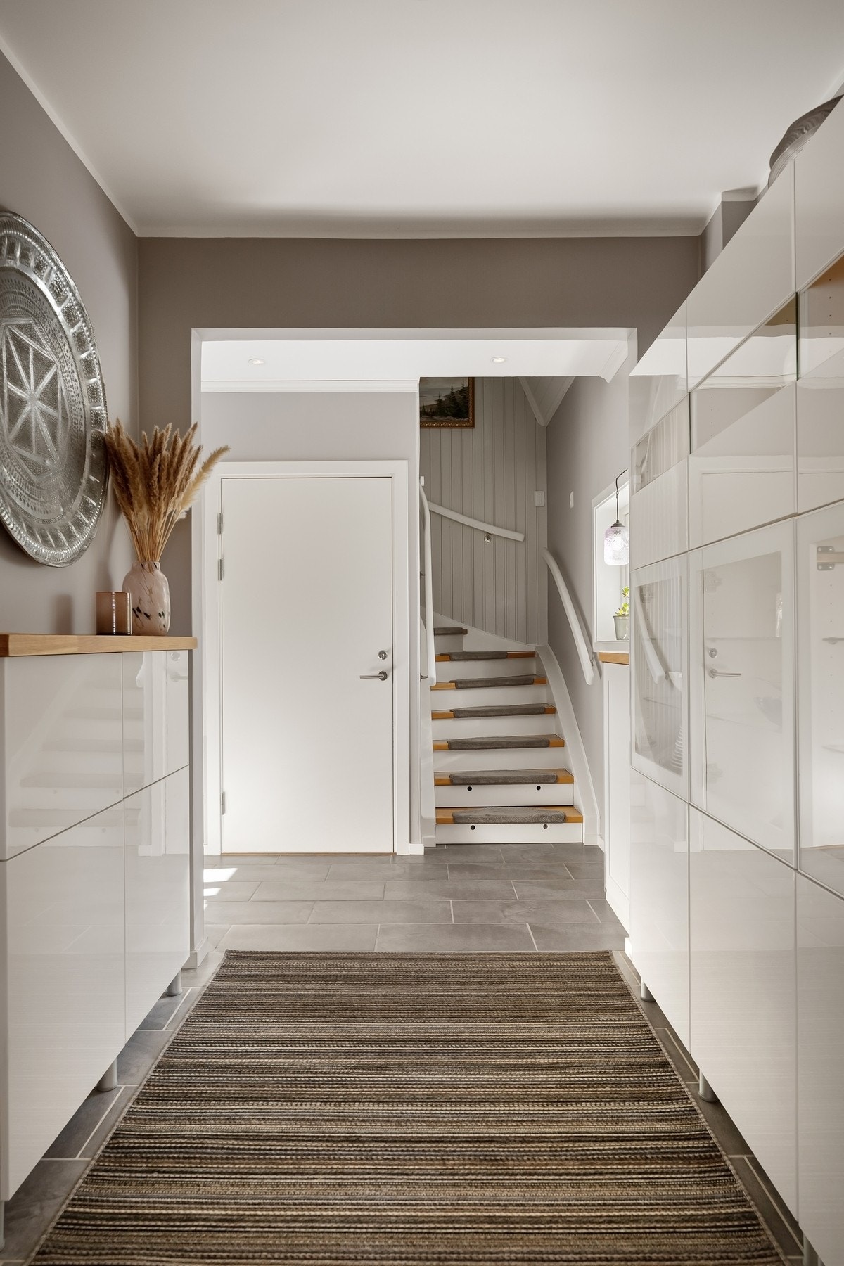 Gang/trappegang. Trapp opp til 2. etasje og trapp ned til underetasje bak døren Galleribilde