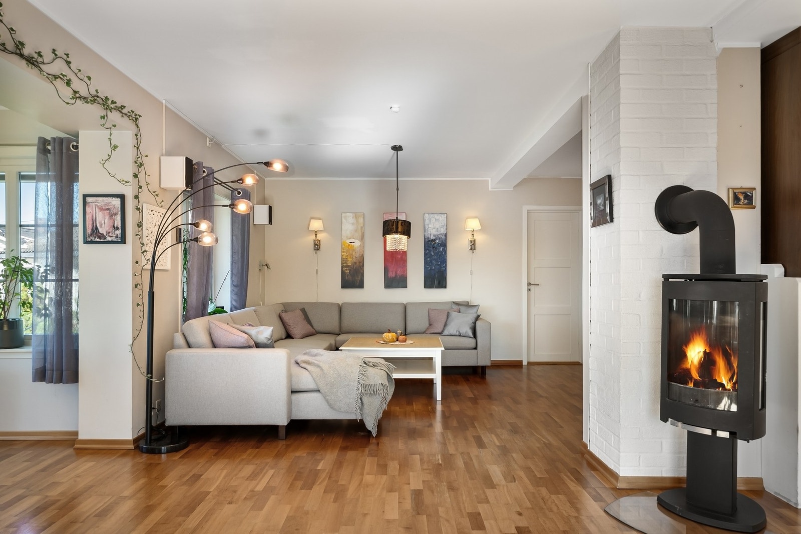 Stor stue med peisovn Galleribilde