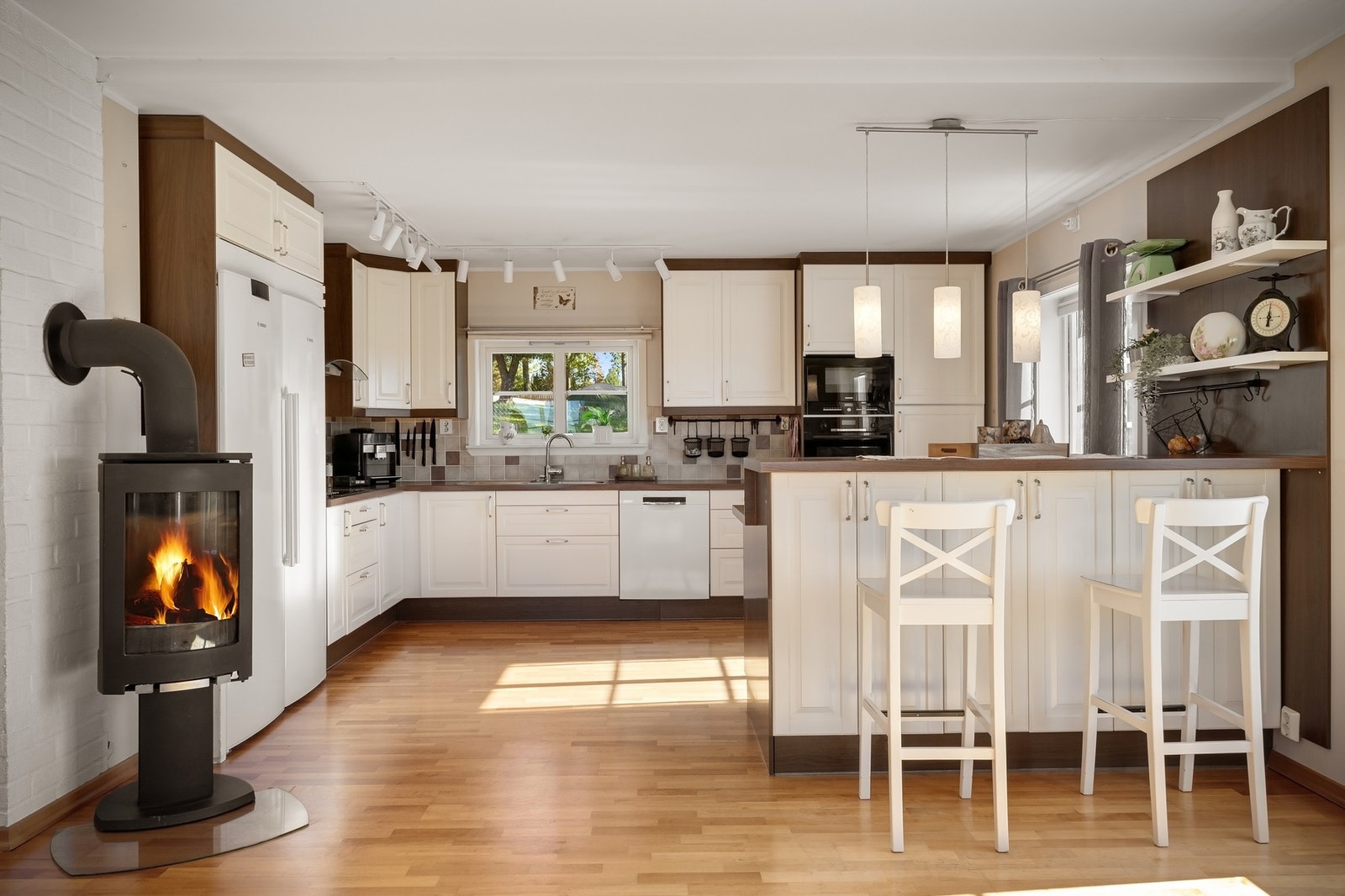 Stort og innholdsrikt kjøkken Galleribilde