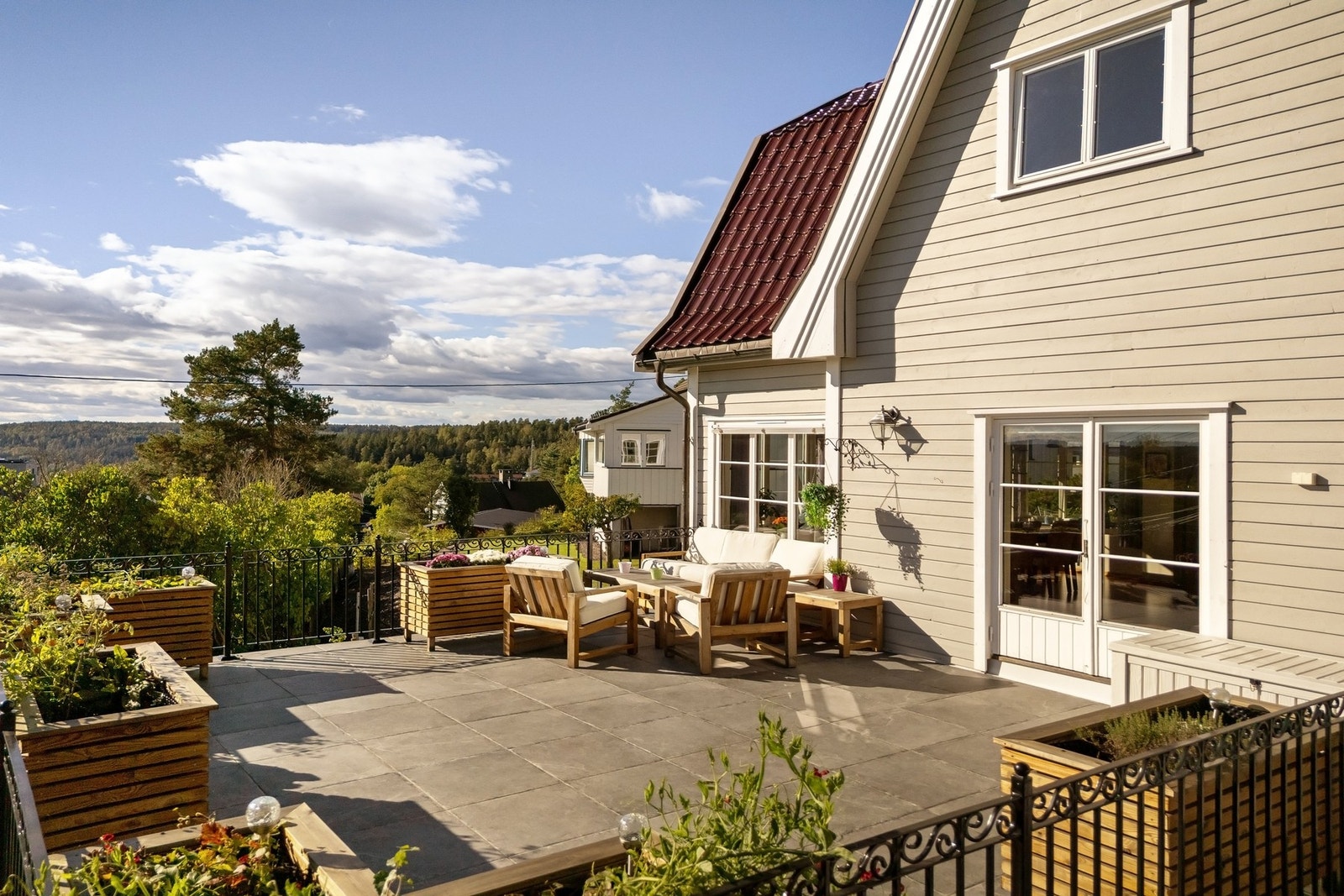Stor og solrik terrasse med adkomst fra stue Galleribilde