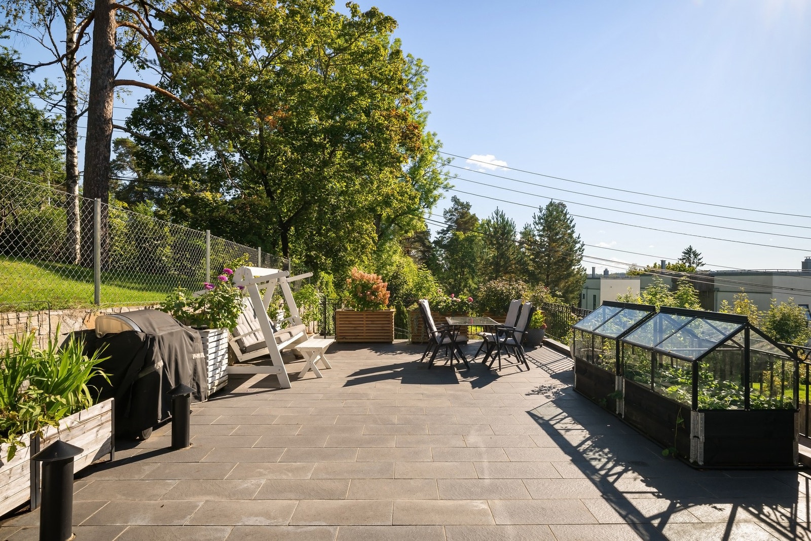 Stor terrasse også ved inngangspartiet til 1. etasje Galleribilde