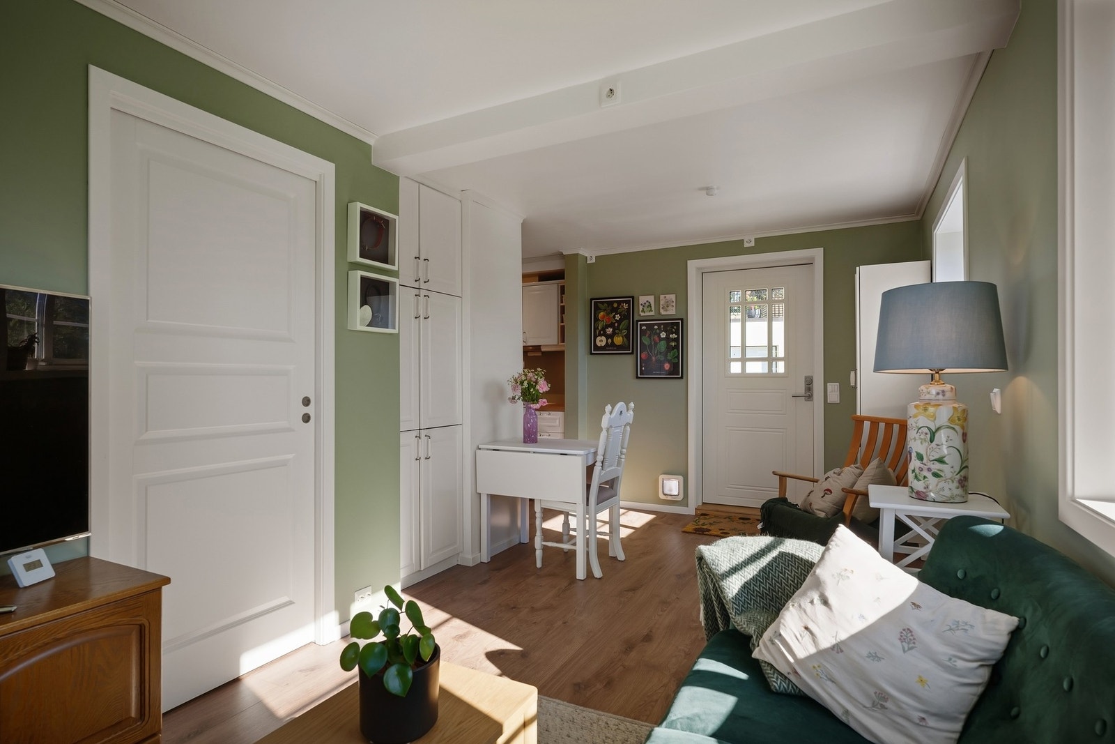 Stue med utgang til gårdsplass Galleribilde