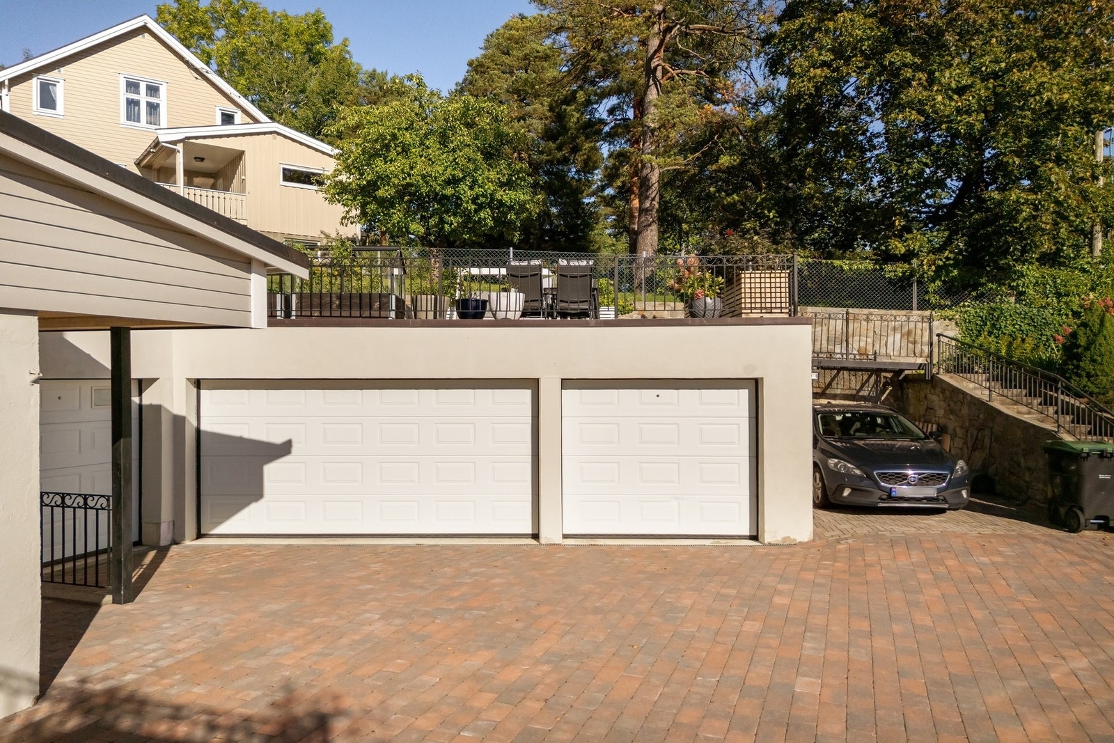 Stor garasje og gårdsplass Galleribilde