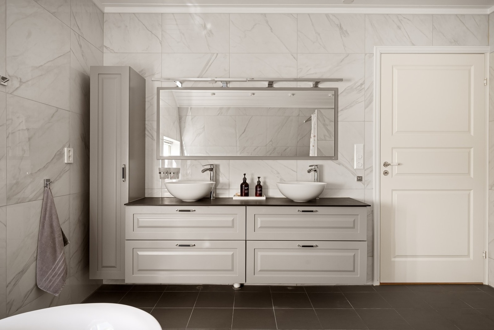 Badet med dobbel servant Galleribilde