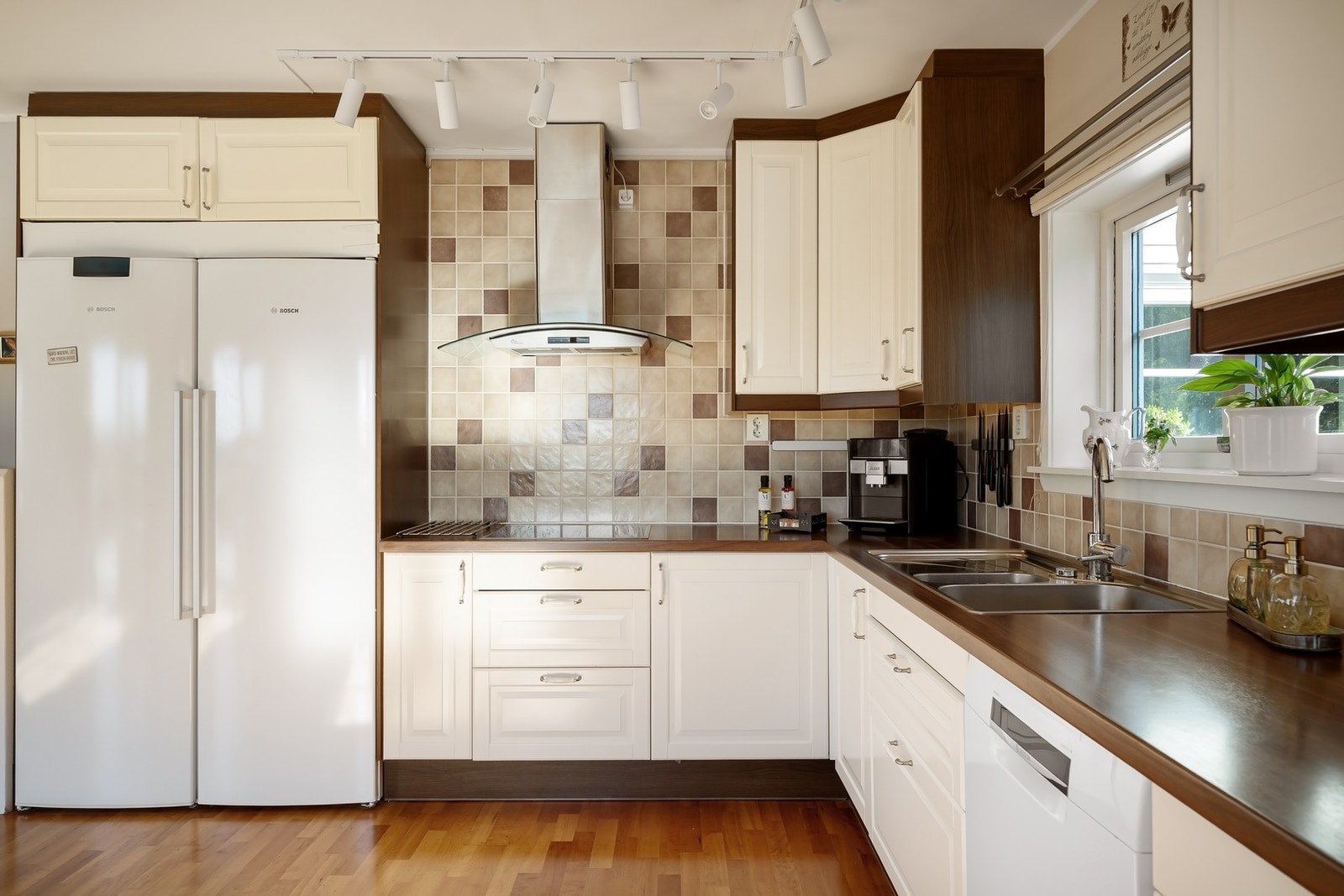 Kjøkkenet - godt med skapplass Galleribilde