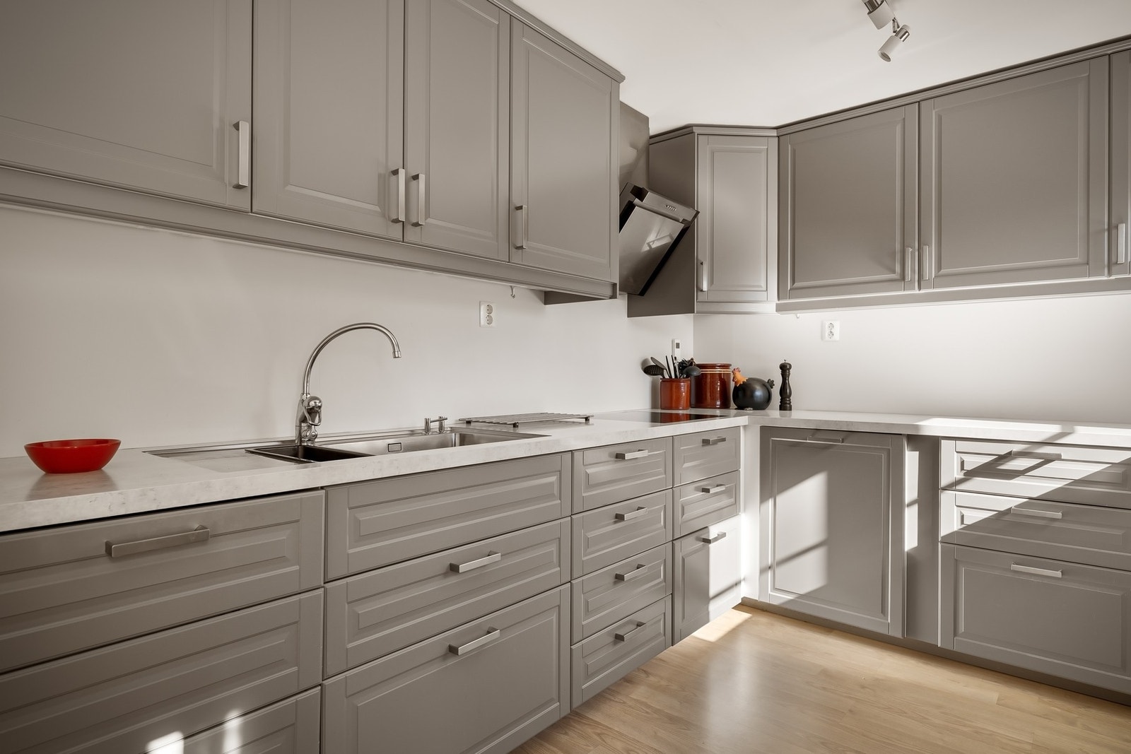 Godt med skapplass i dette kjøkkenet også Galleribilde