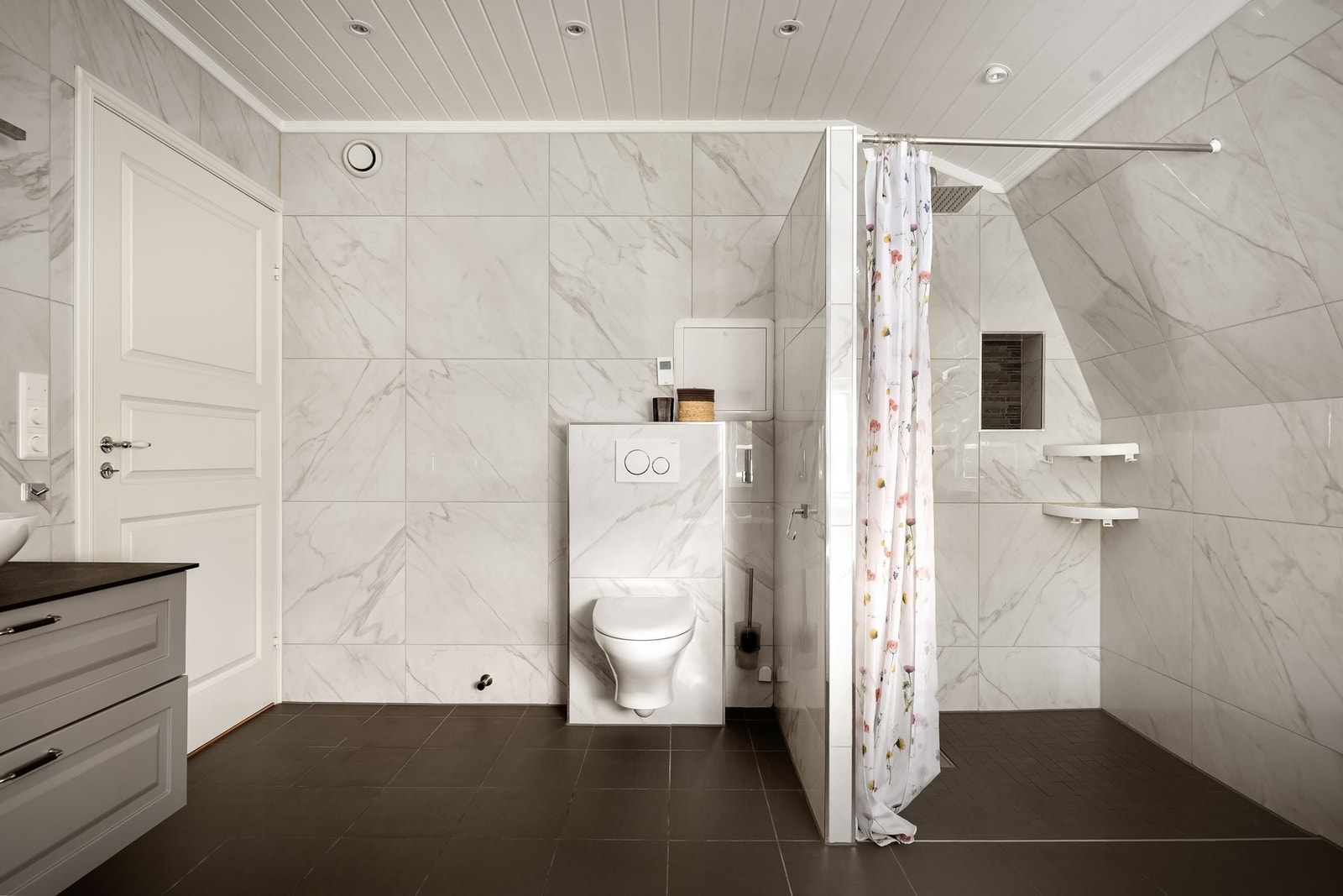 Dusjnisje og vegghengt toalett Galleribilde