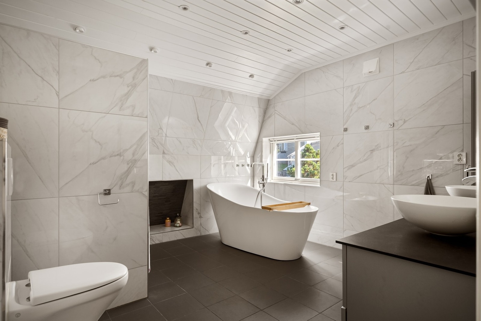 Stort, flislagt bad med badekar Galleribilde