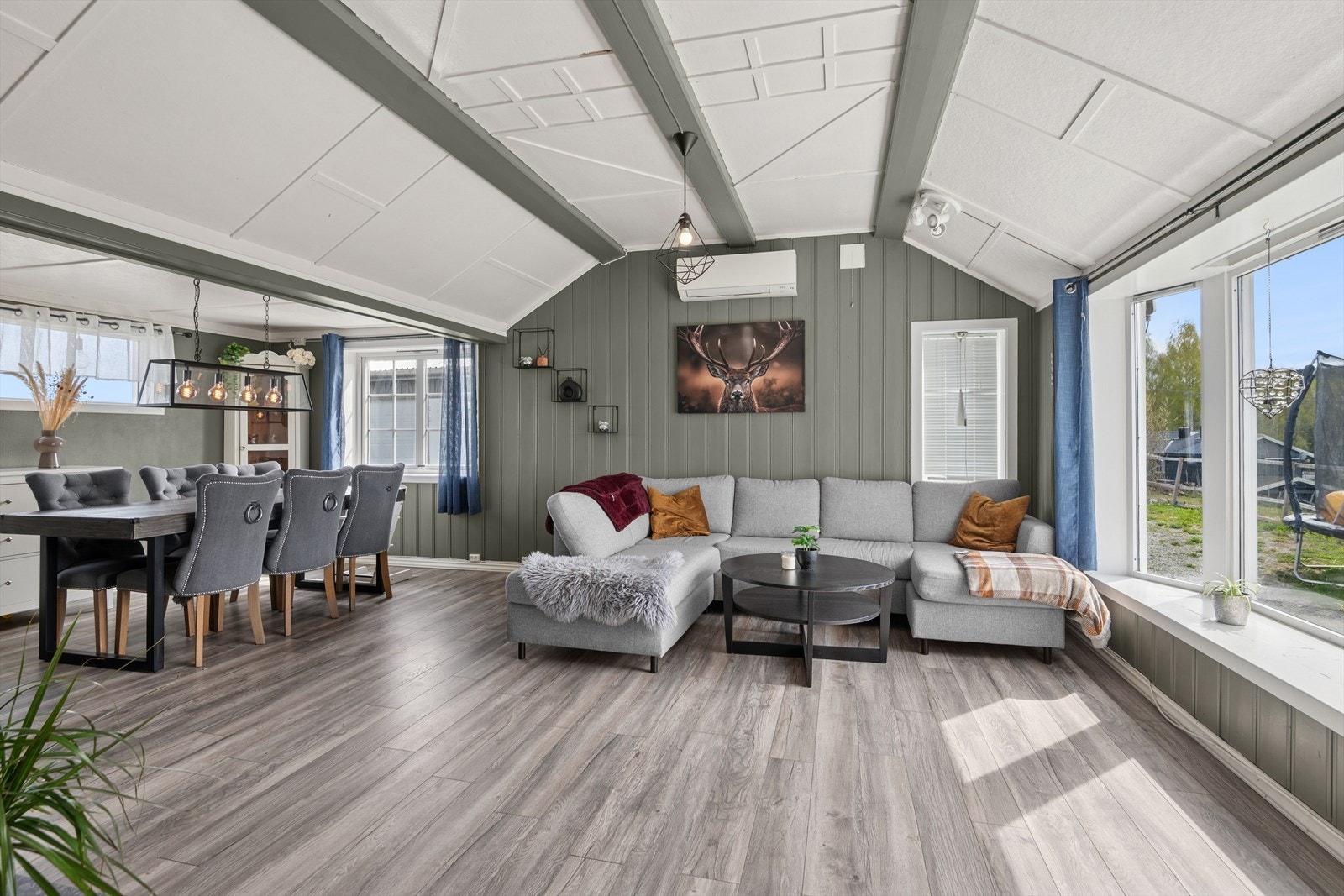Romslig stue med god plass til spisebord og sofa. Galleribilde