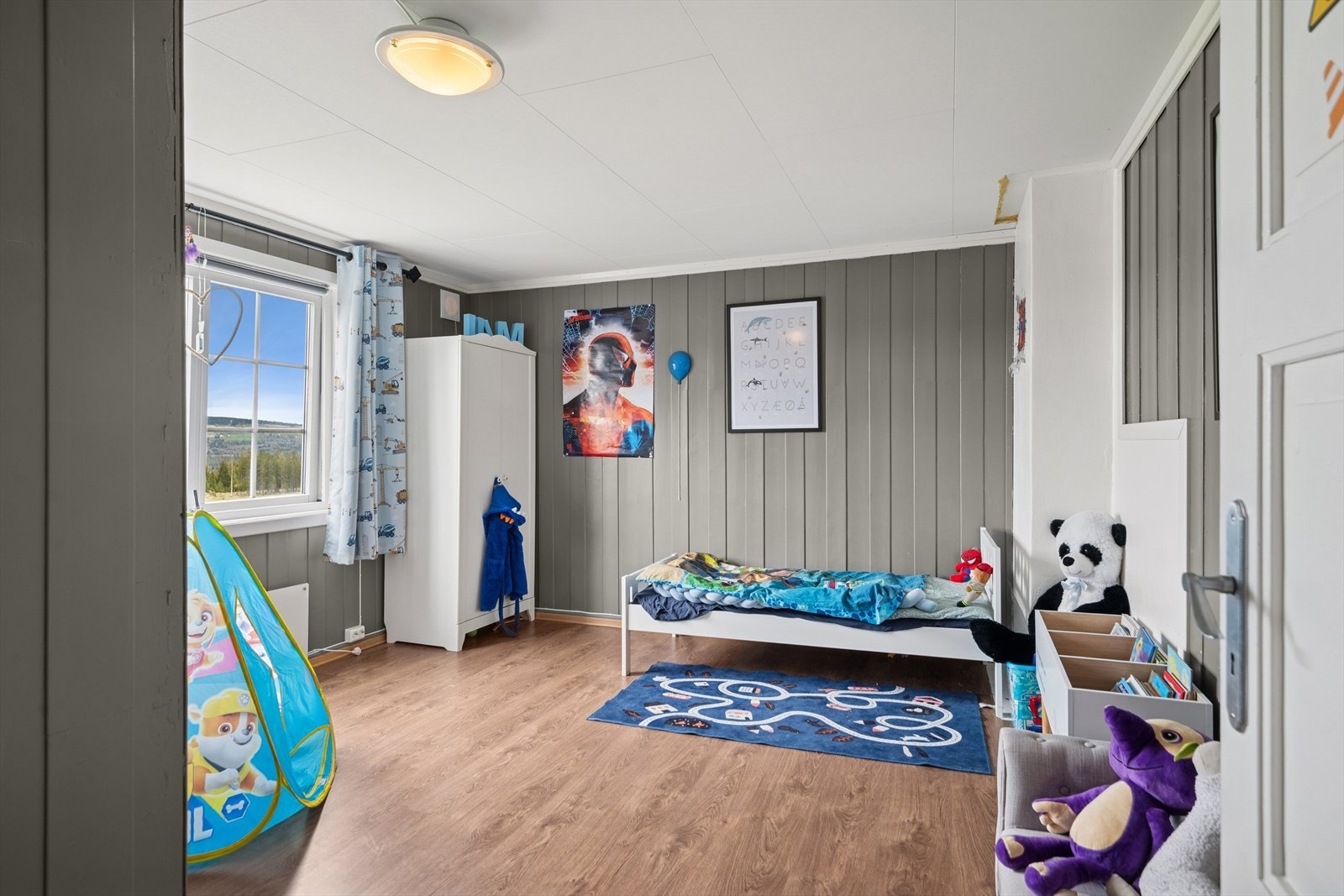 Alle soverommene er av god størrelse og kan fint romme det meste av ønsket møblement. Galleribilde