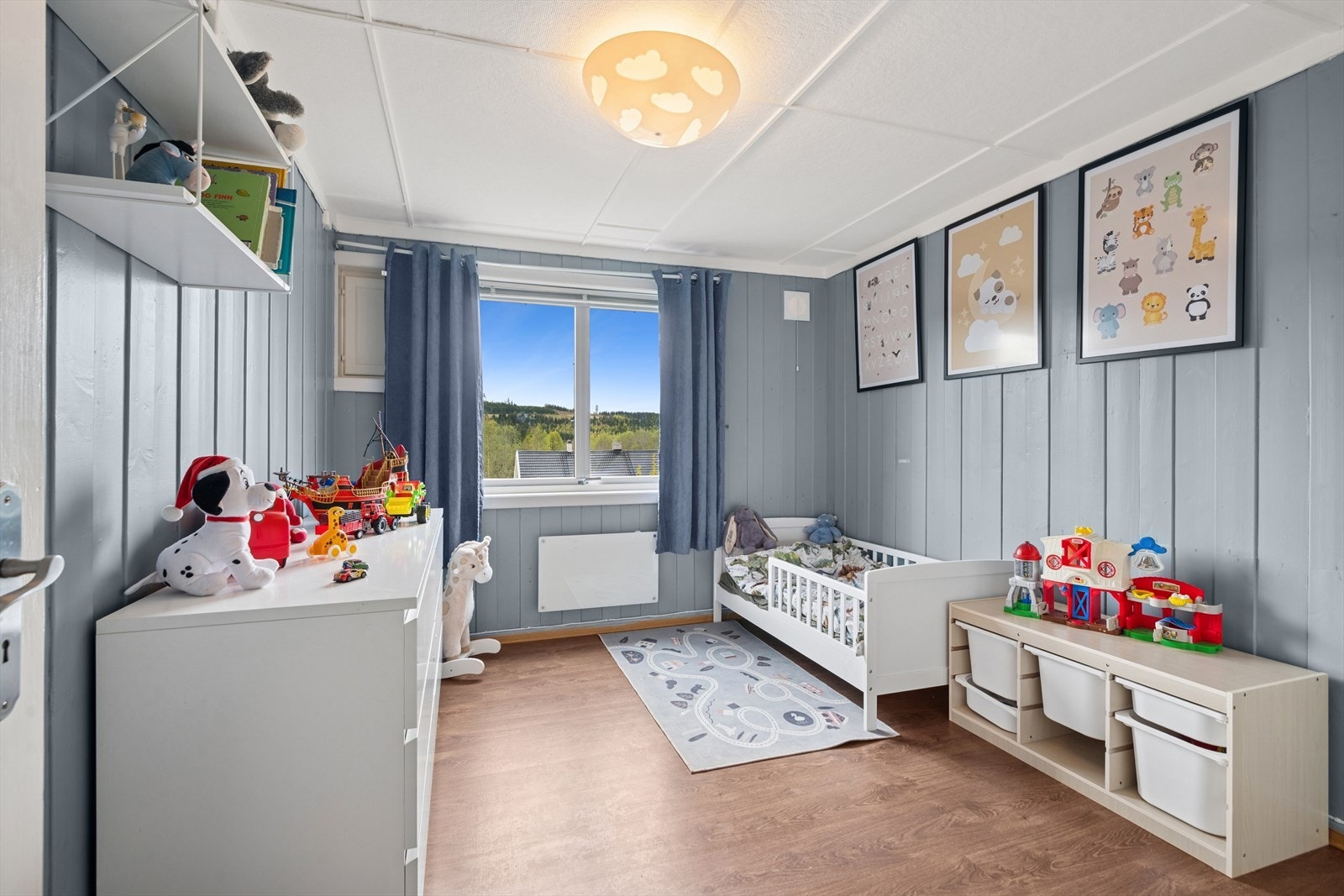 Gode vinduer slipper inn rikelig med naturlig lys og frisk luft. Galleribilde