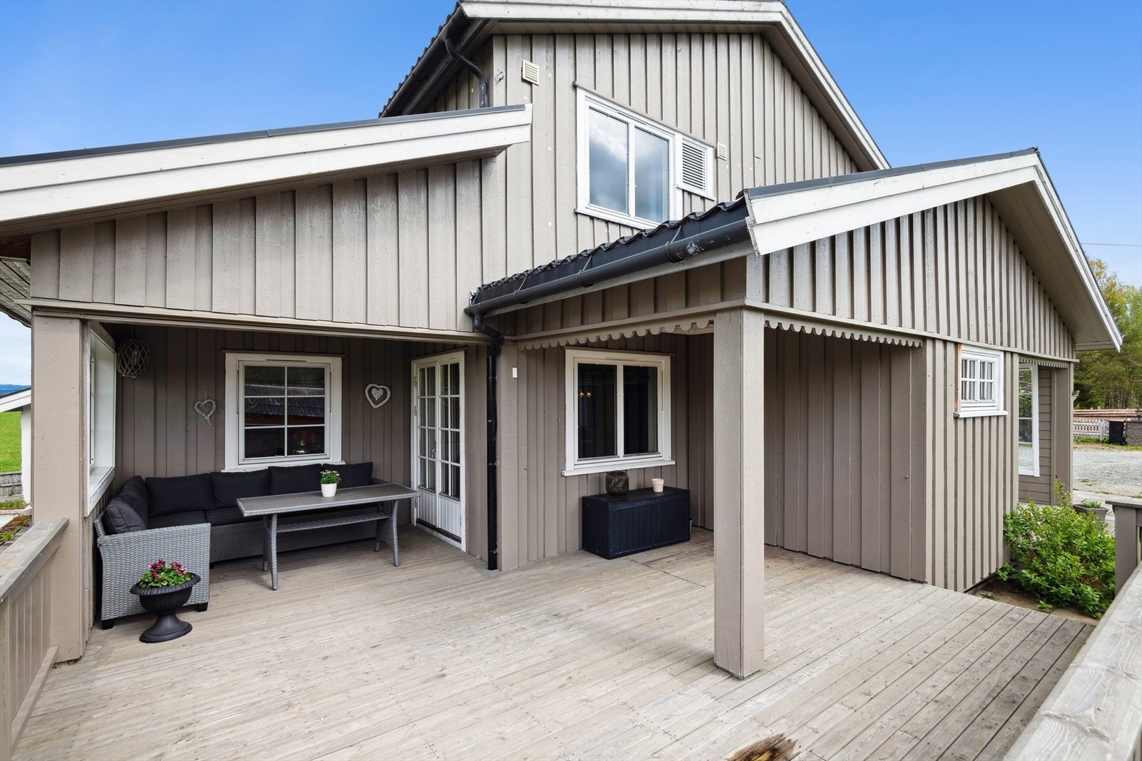 Terrasse med delvis takoverbygg. Vendt mot sør. Galleribilde