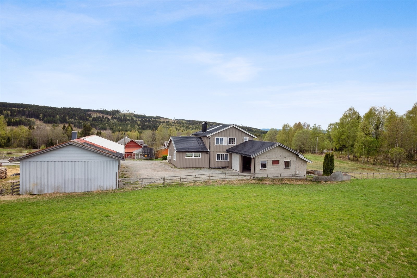 Innholdsrik bolig i rolige og idylliske omgivelser. Galleribilde