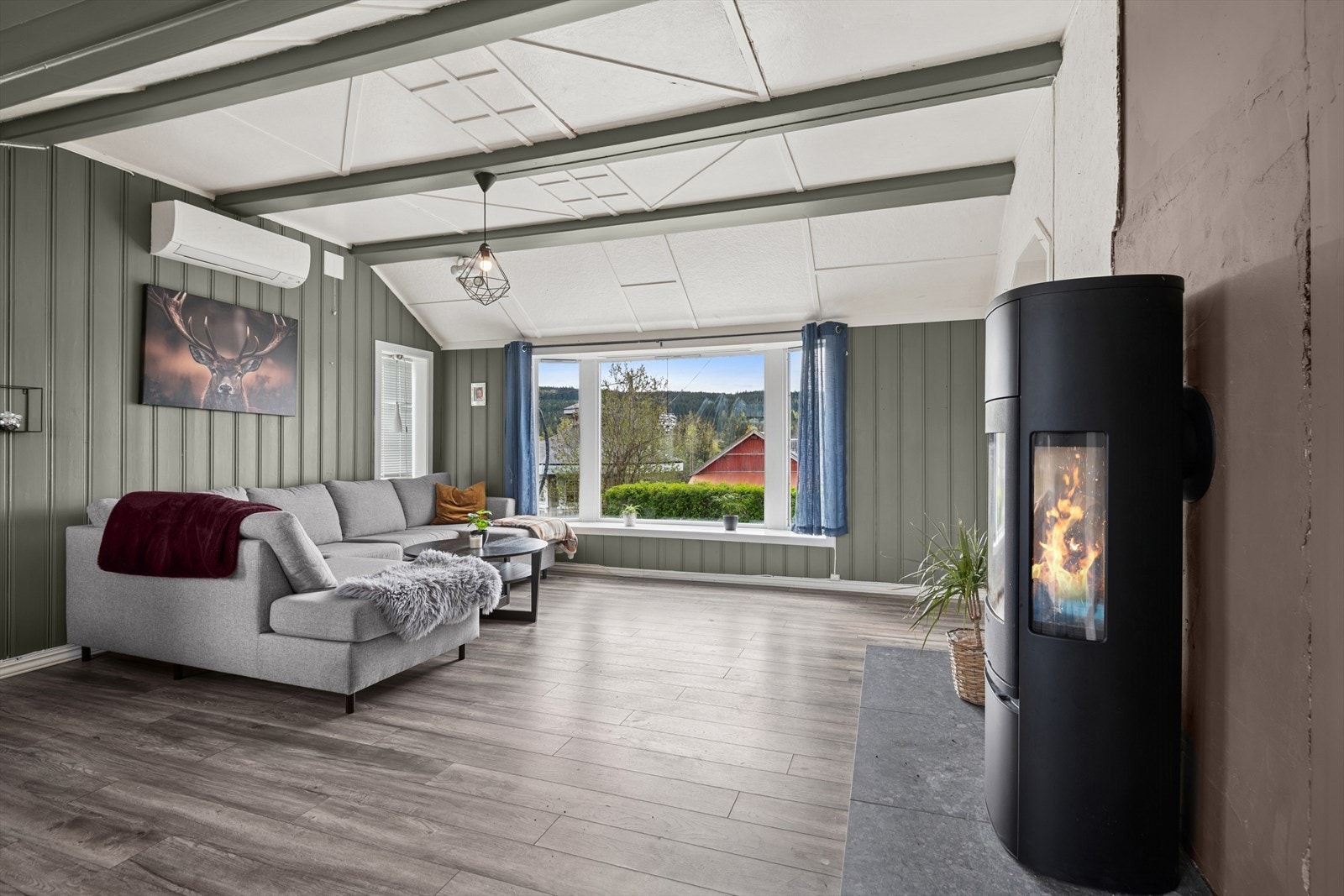 Gode vindusflater slipper inn rikelig med naturlig lys. Galleribilde