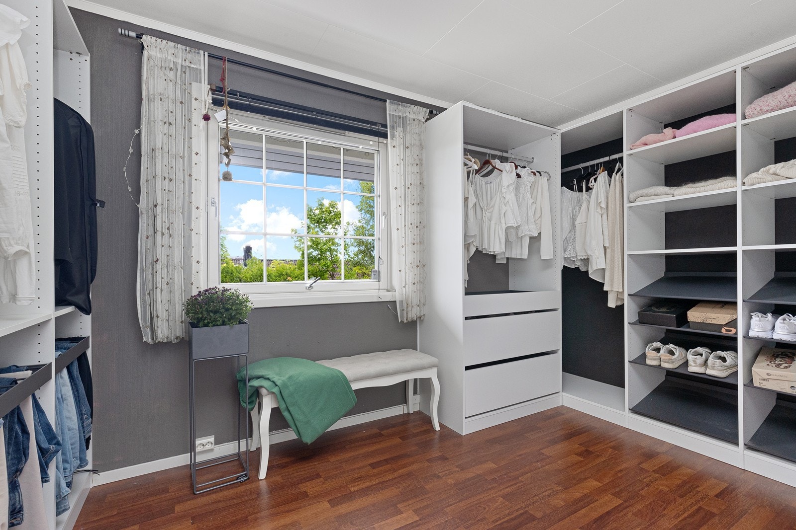Soverom 2 i bruk som omkledningsrom Galleribilde