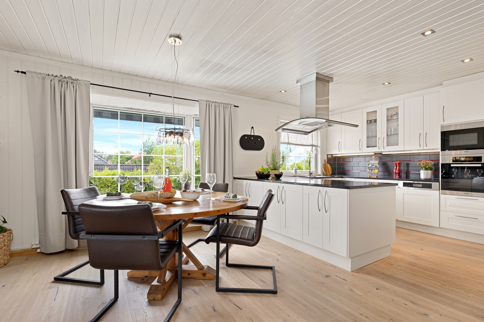 Kjøkkenet i åpen løsning mot spisestue Galleribilde