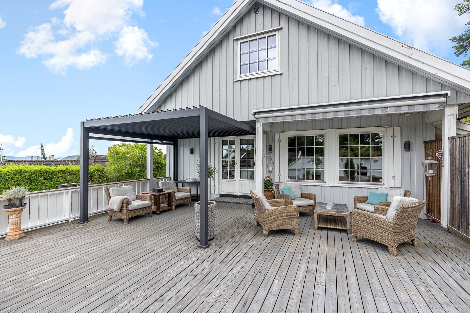 Delvis overbygget del med markise og med pergola Galleribilde