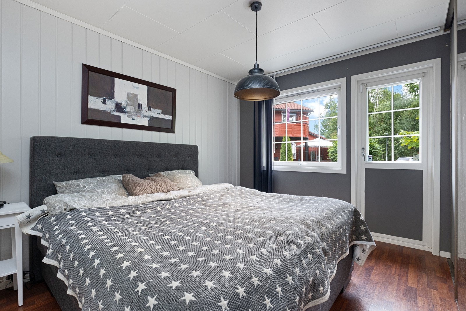 Soverom 1 med utgang til platting Galleribilde