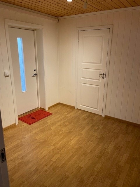 Kjeller etasje med innvendig og utvendig adkomst. Entré i kjeller selgers bilde Galleribilde