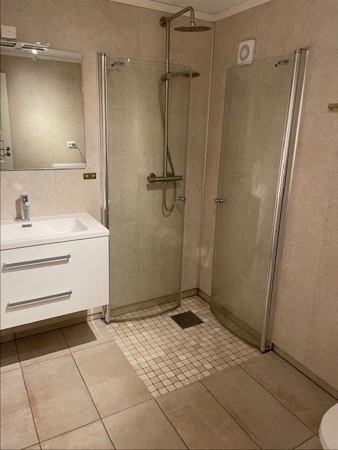 Bad i kjeller selgers bilde Galleribilde