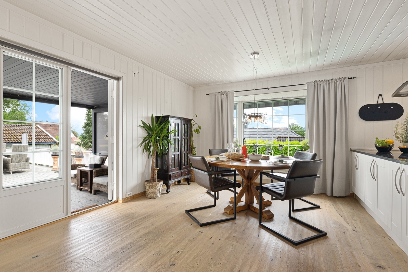 Her kan man enkelt dekke langbord inne eller ute på terrassen Galleribilde