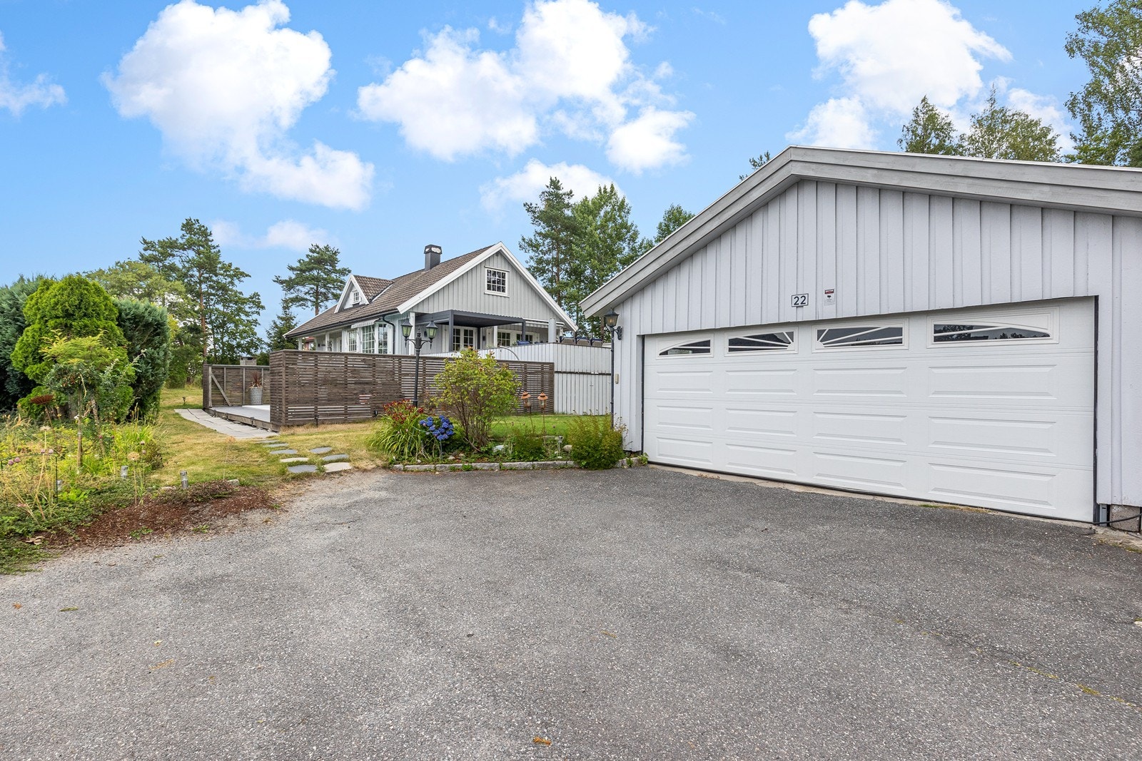 Dobbel garasje med el-port og elbil lader. For øvrig parkering på gårdsplass Galleribilde