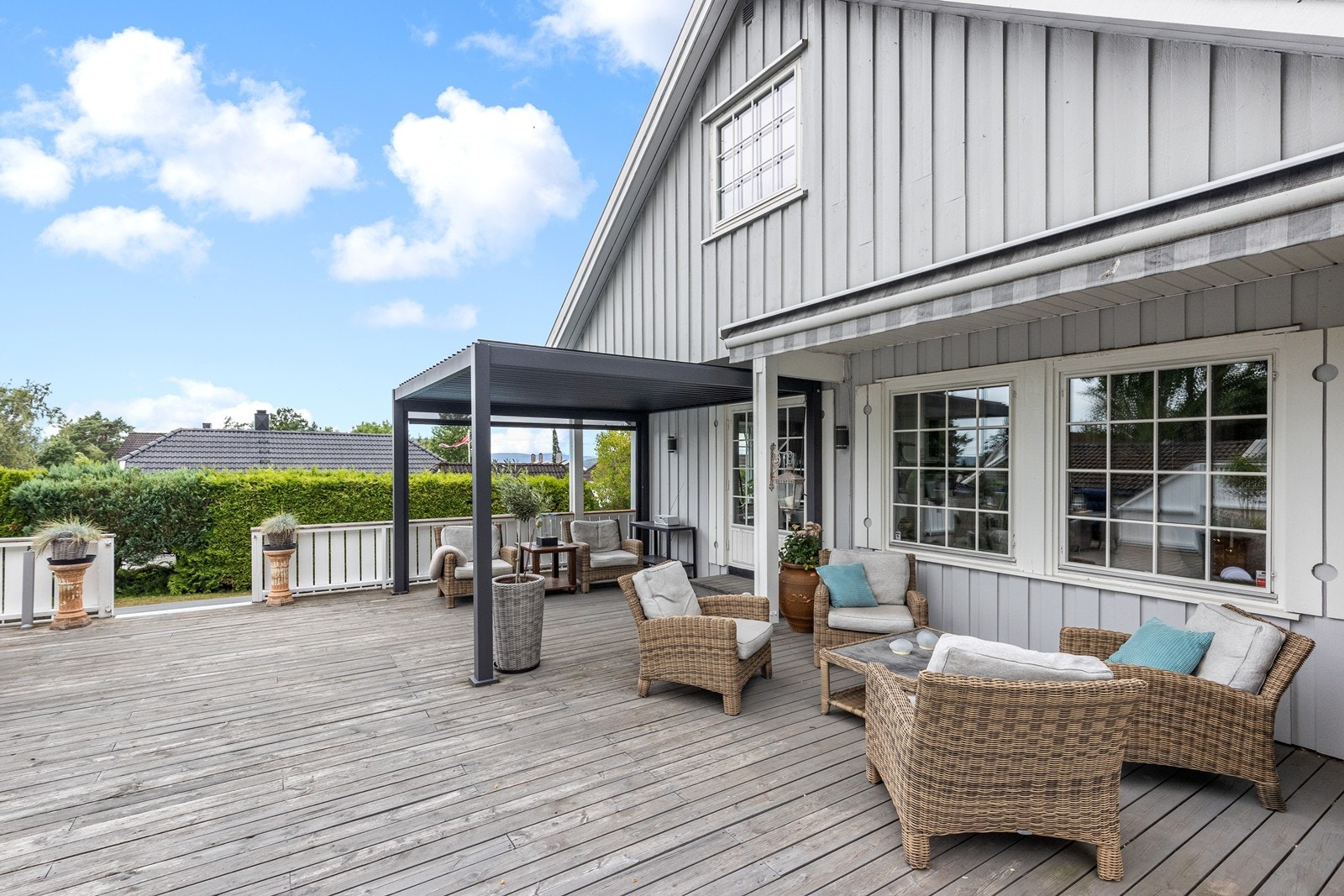 Sydvestvendt terrasse flere soner Galleribilde