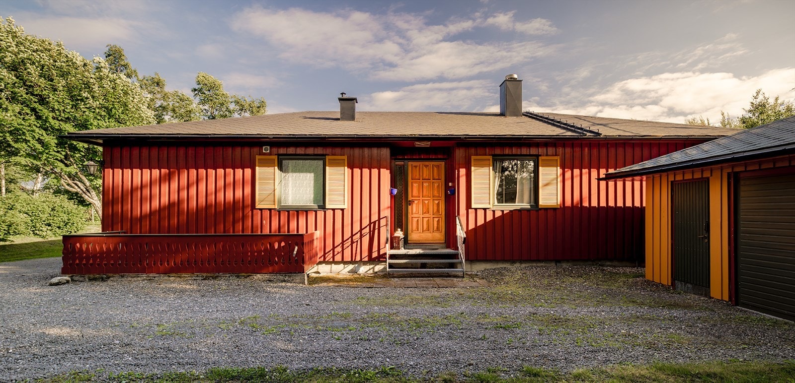 Kjelleren har adkomst både via intern trapp fra hovedetasjen, samt egen inngang fra utsiden som sees til venstre på bildet. Galleribilde