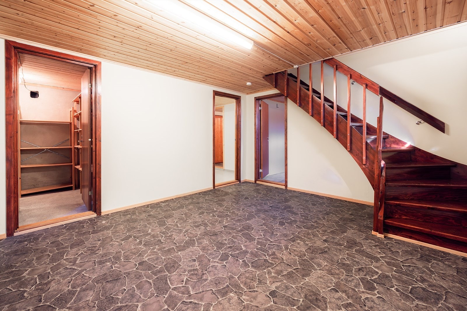 Kjelleren har et bruksareal på 90 kvm Galleribilde