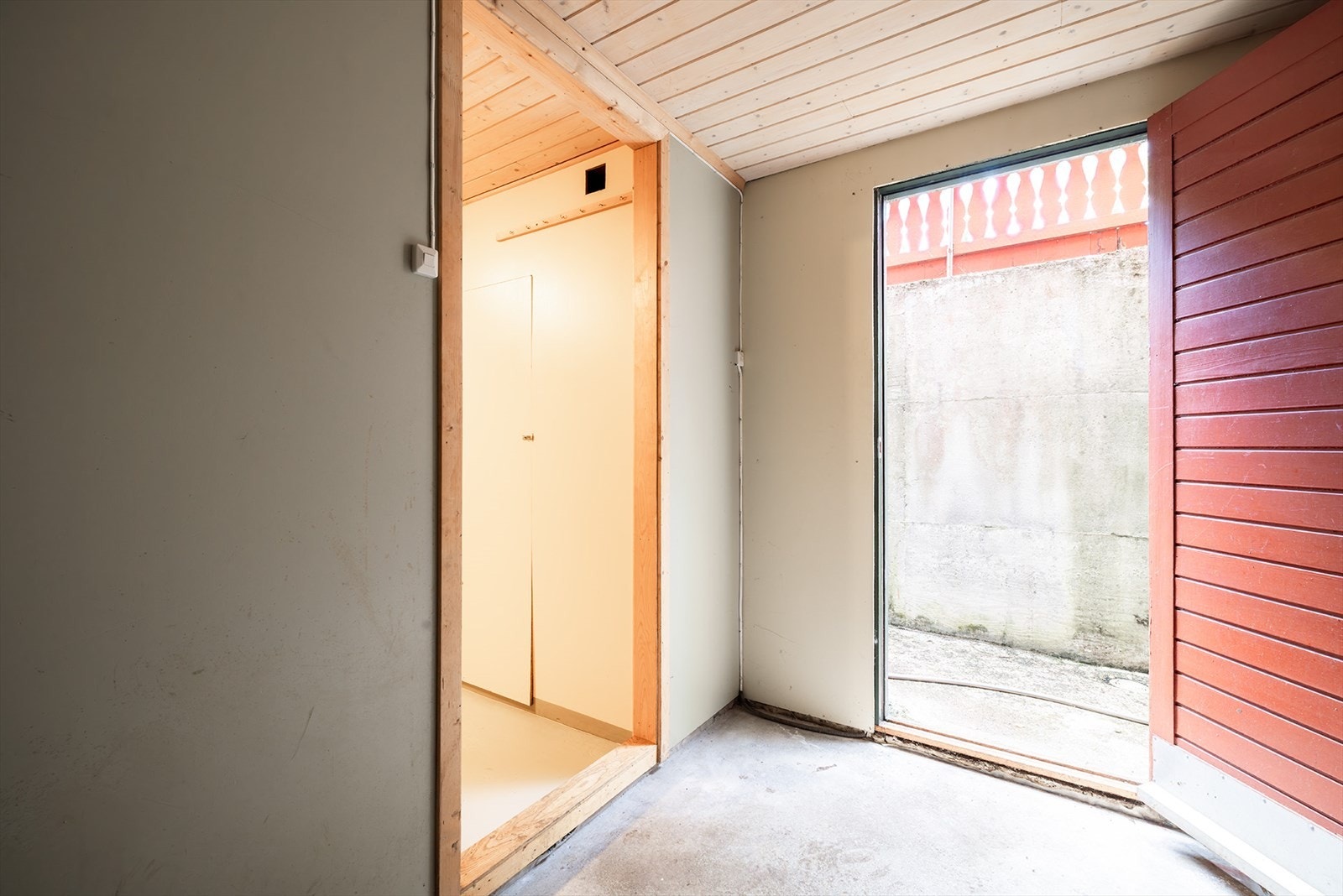 Utgang til tomten til høyre. Se planskisse. Galleribilde