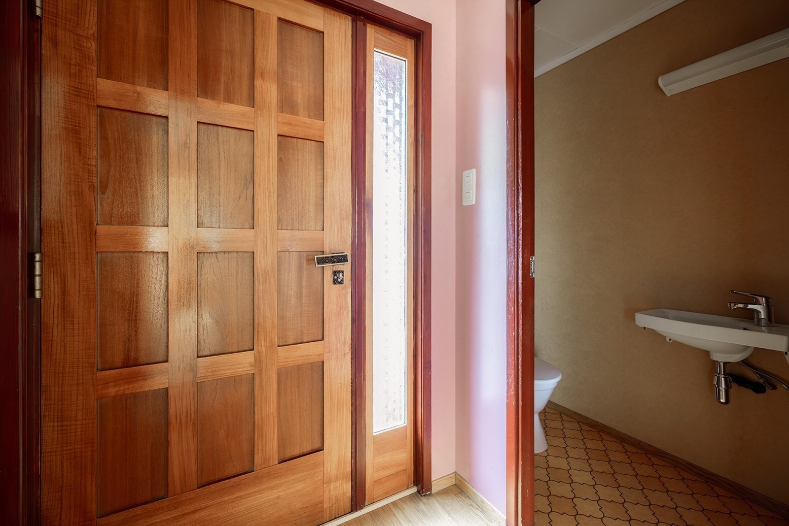 Gjeste WC ved inngangspartiet Galleribilde