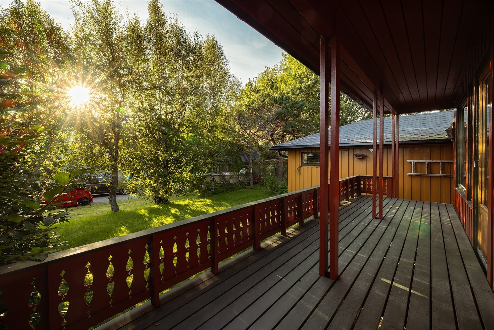 Boligen har en attraktiv beliggenhet med kort gangavstand til Fauske sentrum, jernbanestasjonen og Handelsparken, alt innenfor ca. 1,4 km. Galleribilde