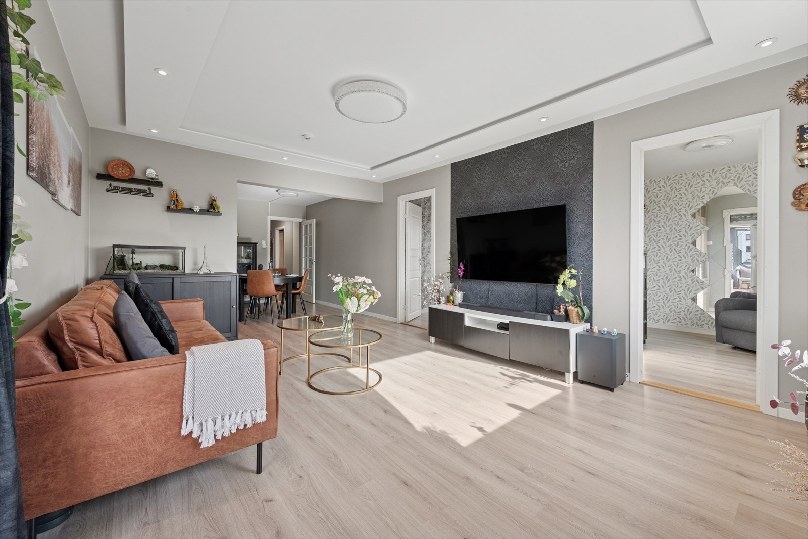 Velkommen inn til en lys og luftig stue med flere soner. Galleribilde