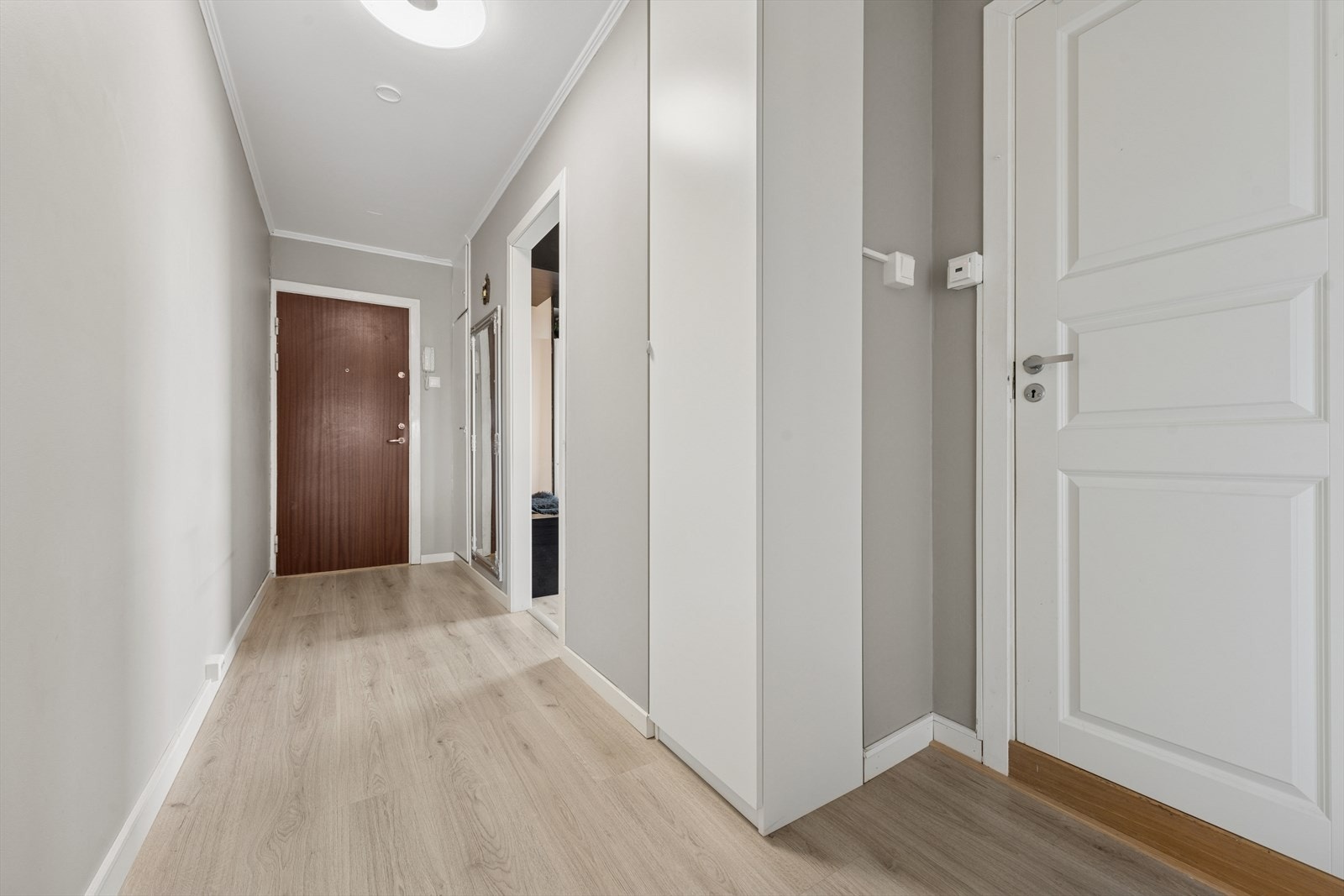 Innbydende entrè med plass til oppheng og oppbevaring. Galleribilde