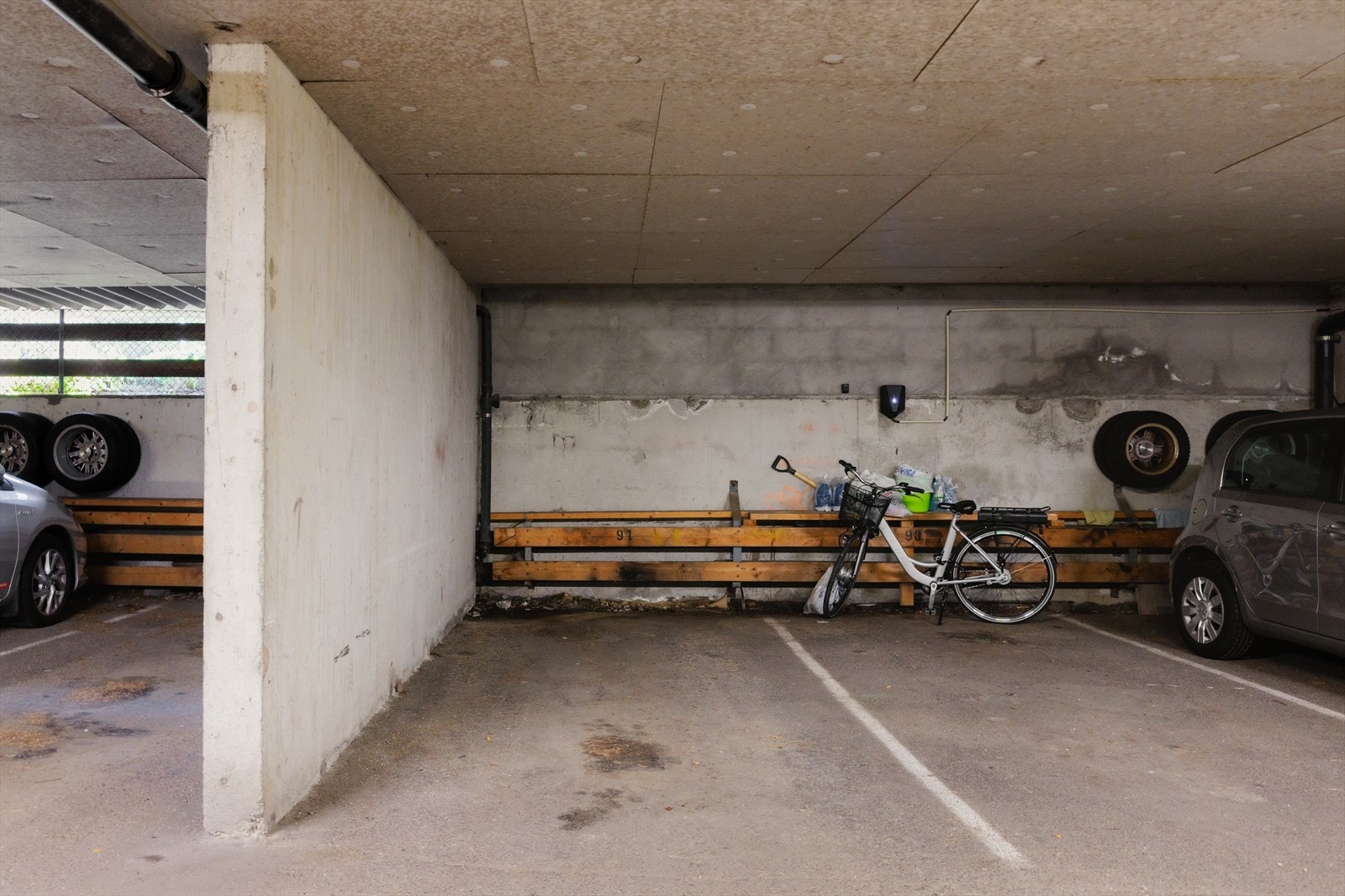 Parkeringsplass medfølgende leiligheten. Her er det mulig å enkelt montere el-billader. Galleribilde