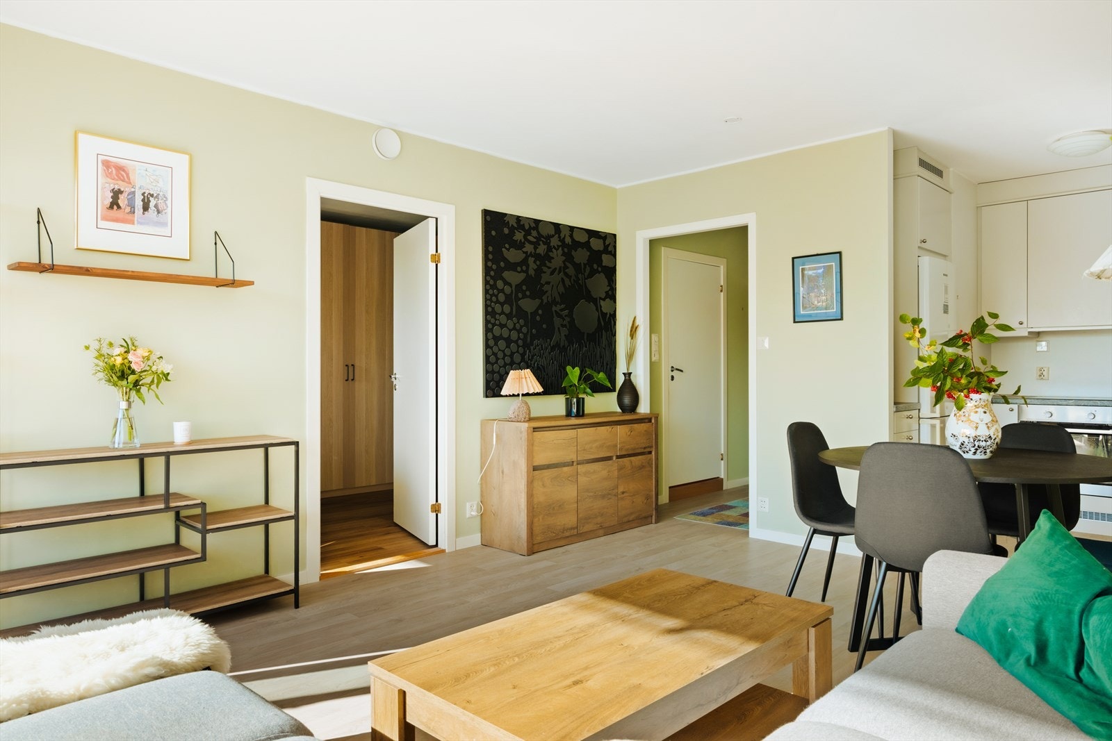 Videre fra stue beveger vi oss inn til leilighetens soverom. Galleribilde