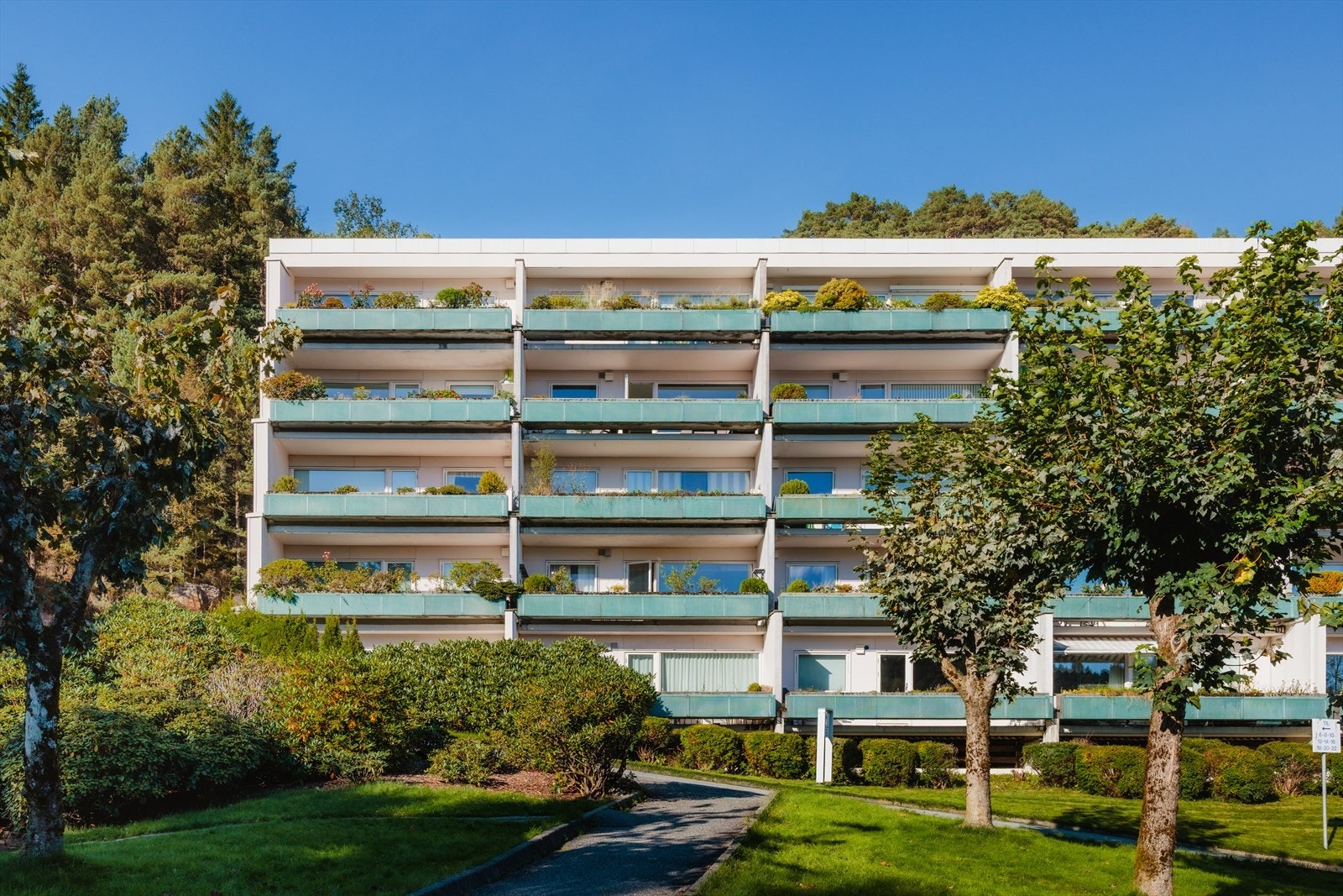 Leiligheten ligger i byggets fjerde etasje og har en flott utsikt over grøntområde. Galleribilde