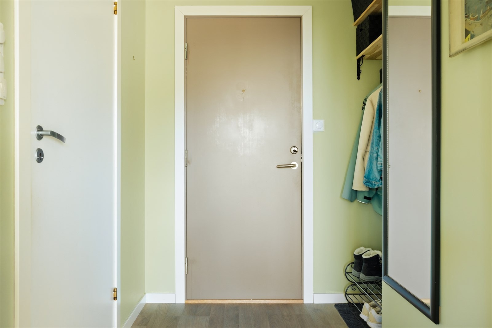 Velkommen inn i en romslig entré på 3,4 kvm med gode muligheter til å henge fra seg det man måtte ønske av yttertøy og sko. Galleribilde