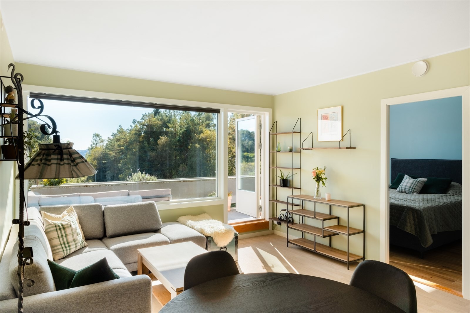 Stuen er på romslige 22,7 kvm med utgang til balkongen. Galleribilde