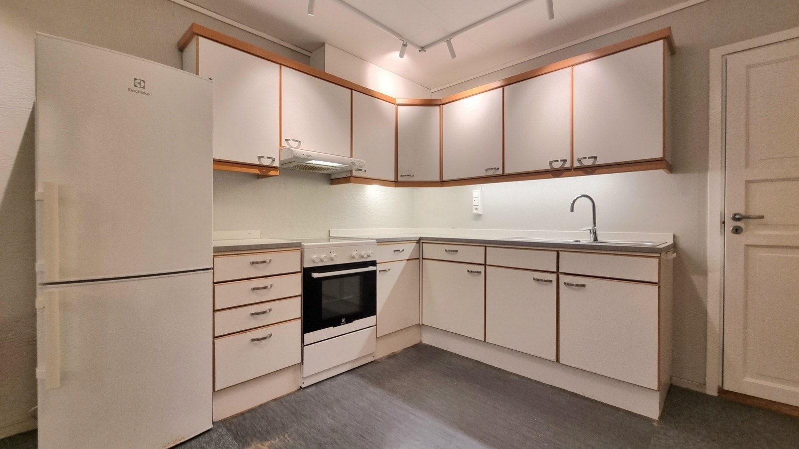 Mye benk og skapplass på kjøkkenet Galleribilde