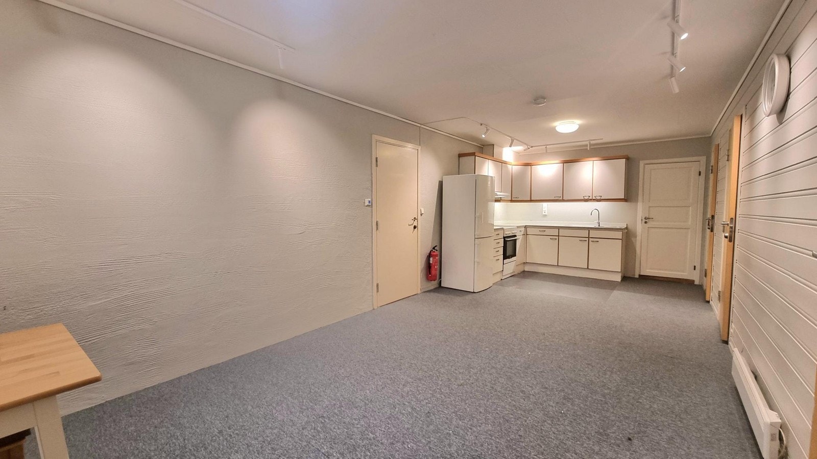 Gulvet er teppebelagt, behagelig å gå på Galleribilde