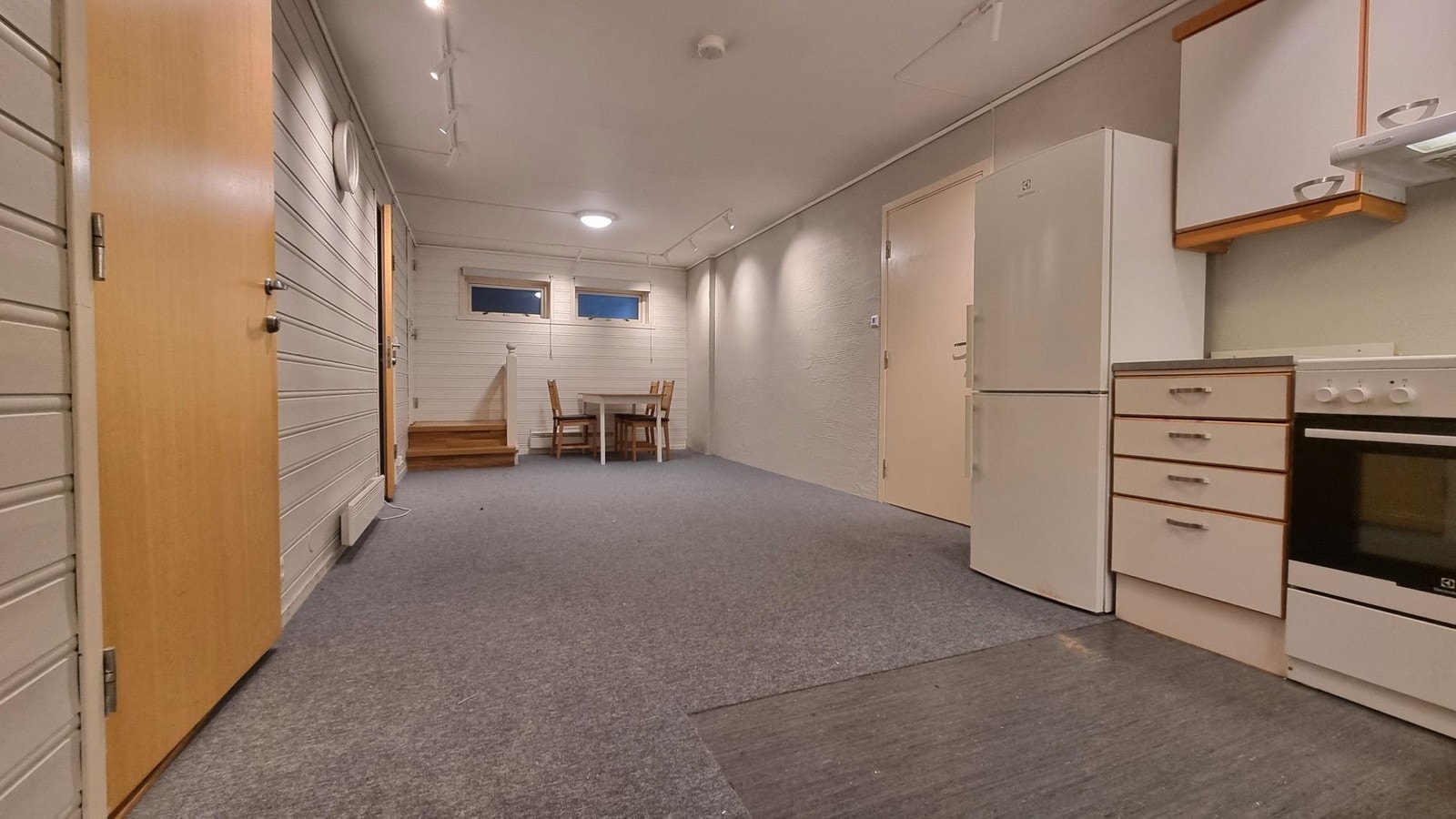 Åpen stue/kjøkkenløsning. God plass til møblement Galleribilde