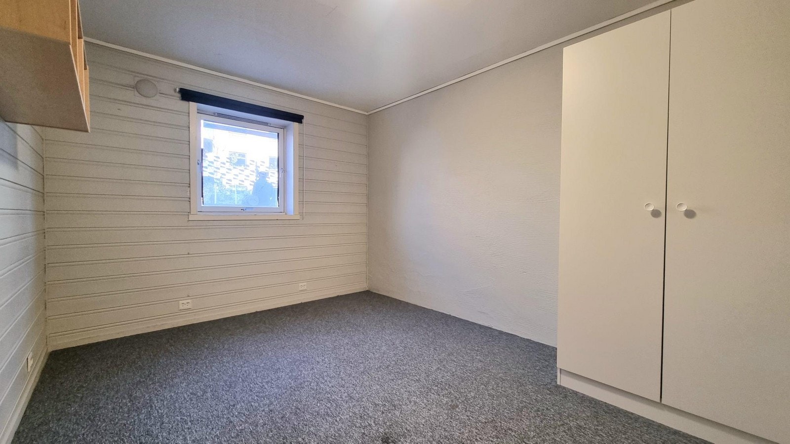 God plass til seng og pult Galleribilde