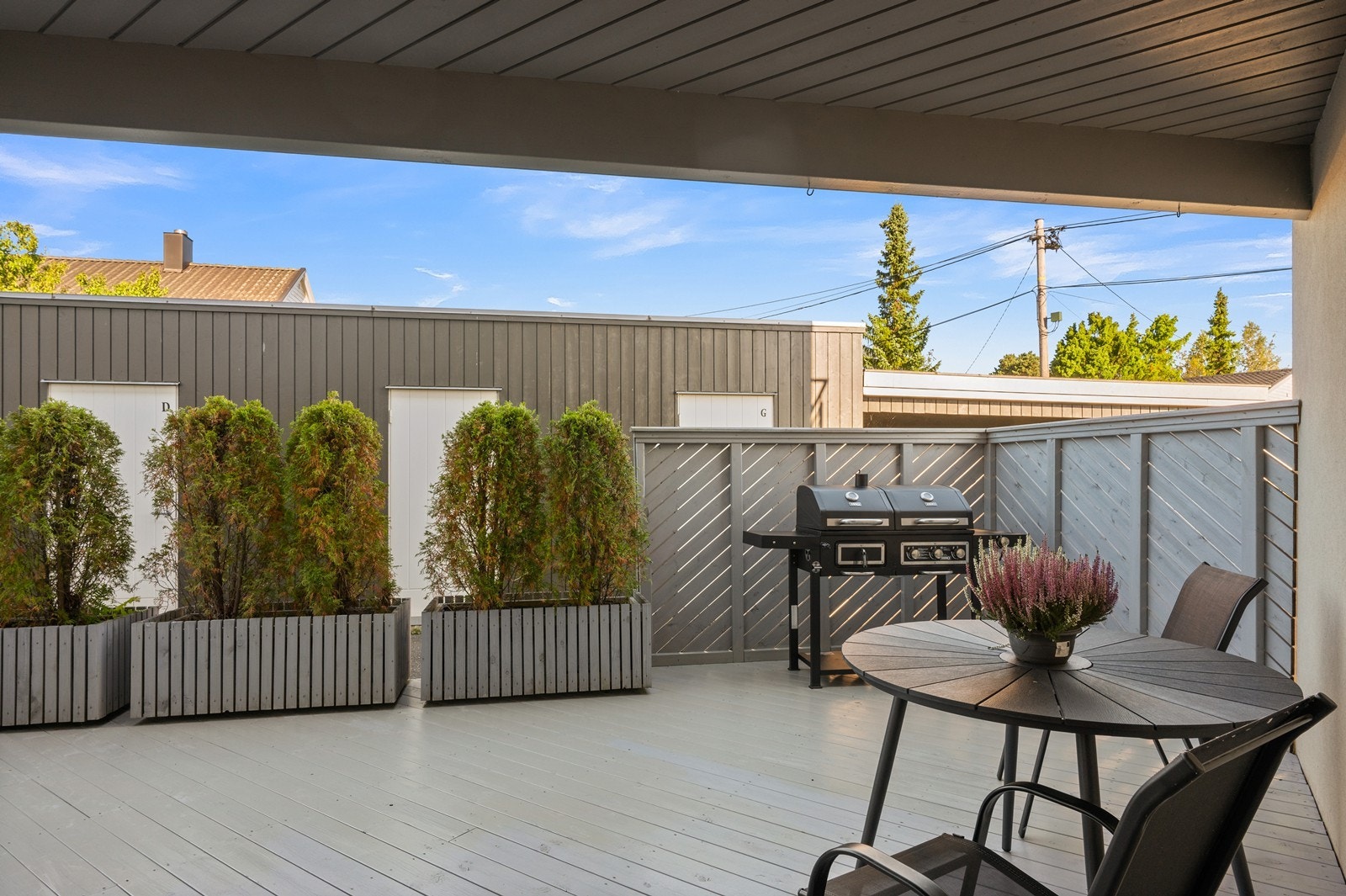 Deler av terrassen er overbygget. Galleribilde