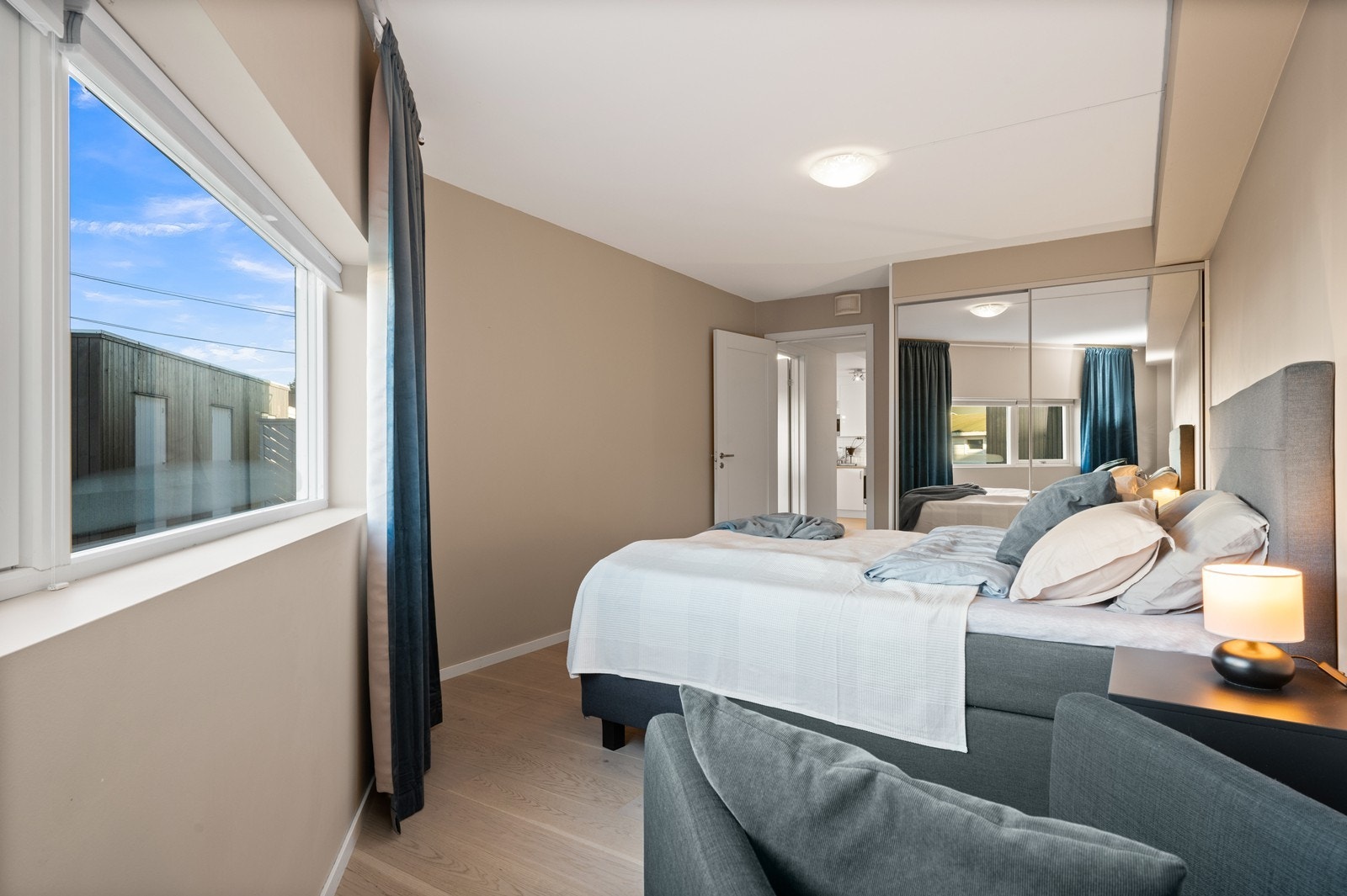 Det er garderobeløsning med skyvedører. Galleribilde