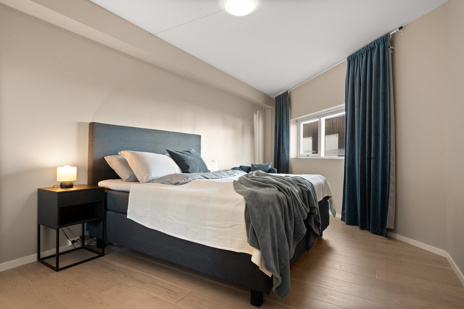 Pent soverom som er malt i duse farger, som gir en avslappende atmosfære i rommet. Galleribilde