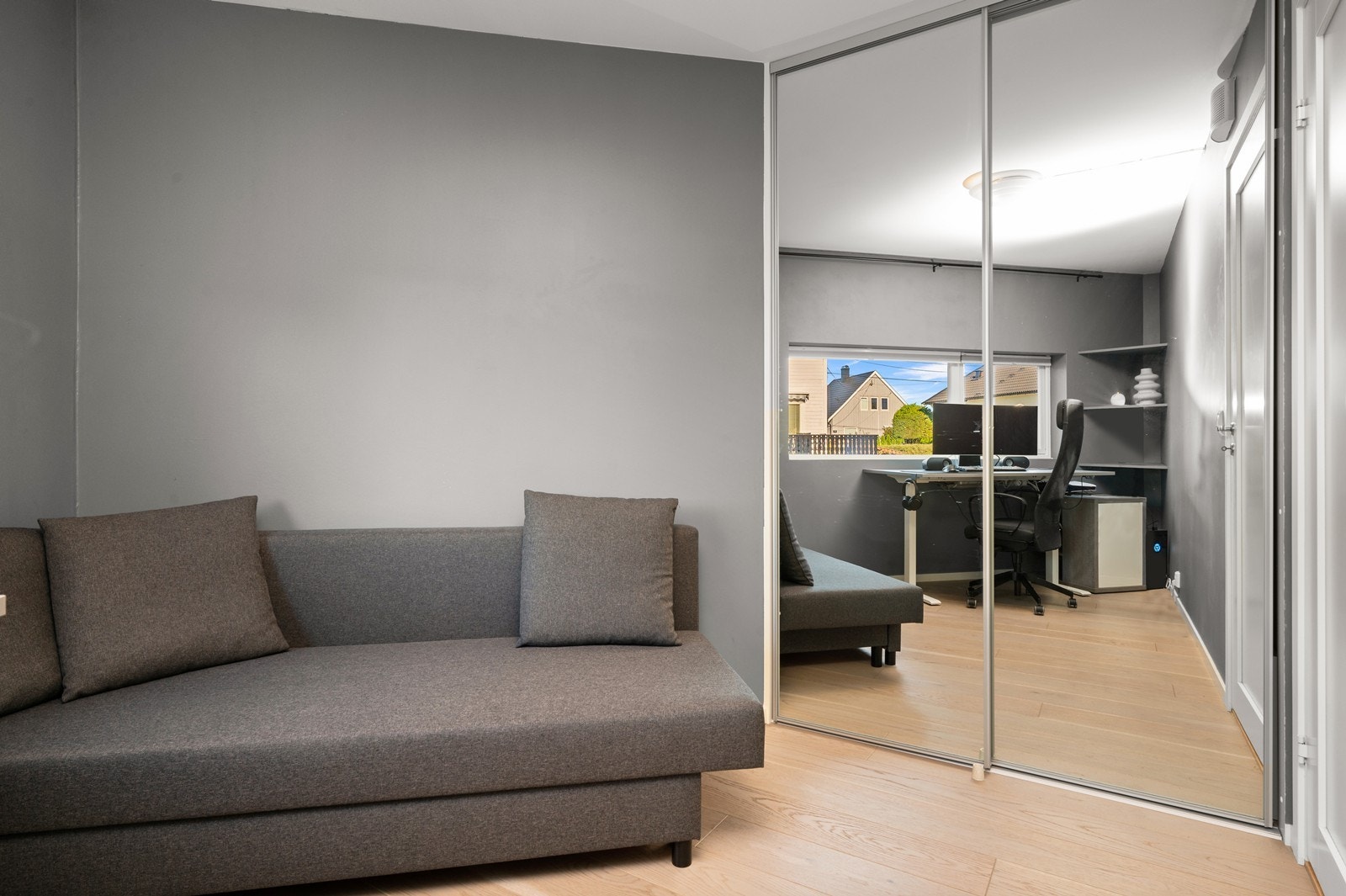 Her er det integrert skyvedørsgarderobe. Galleribilde