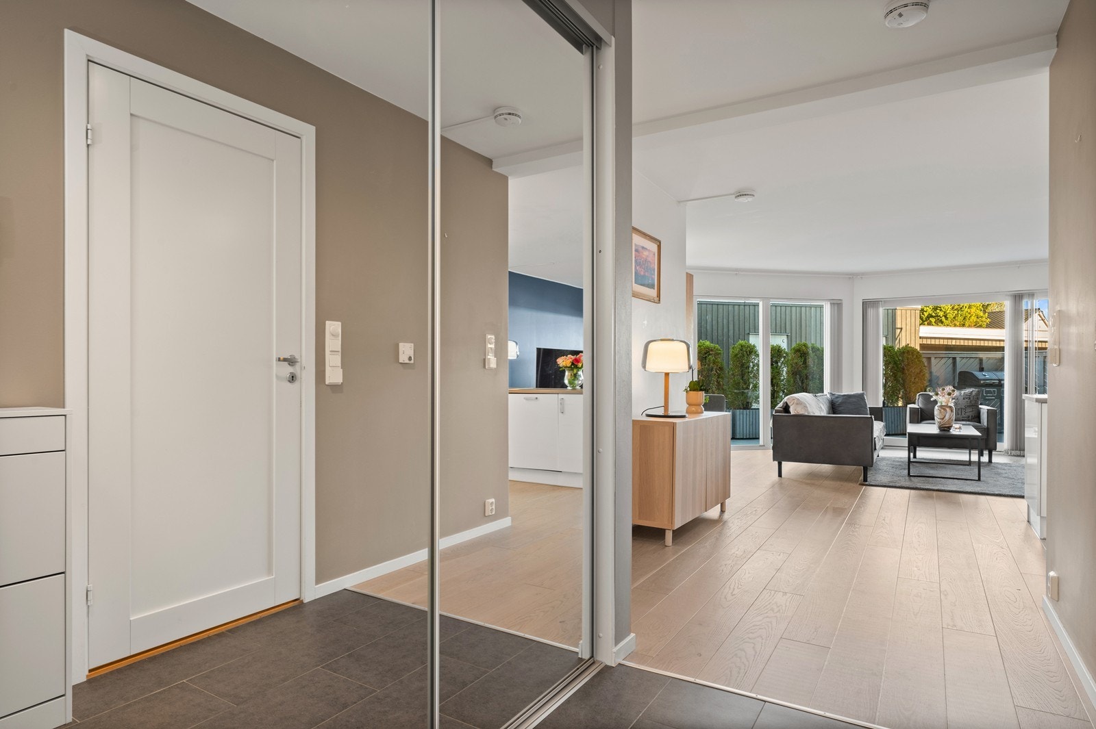 I gangen er det praktisk garderobeløsning med speil. Her er det fliser på gulvet med varmekabler. Galleribilde